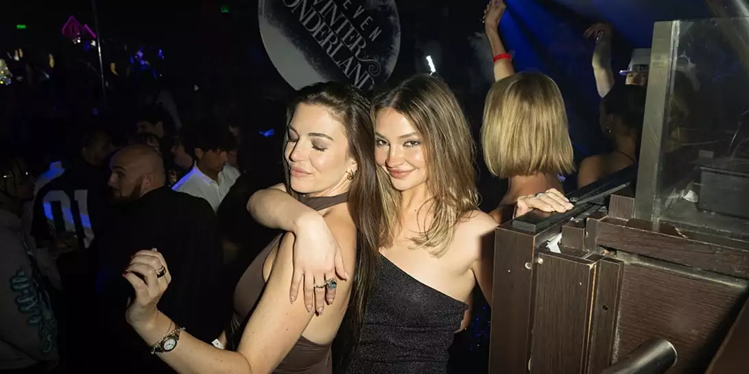 Με ιδιαίτερη τιάρα η φίλη του Κωνσταντίνου Αλέξιου Ντε Γκρες, Madelyn Cline σε πρωτοχρονιάτικο πάρτι