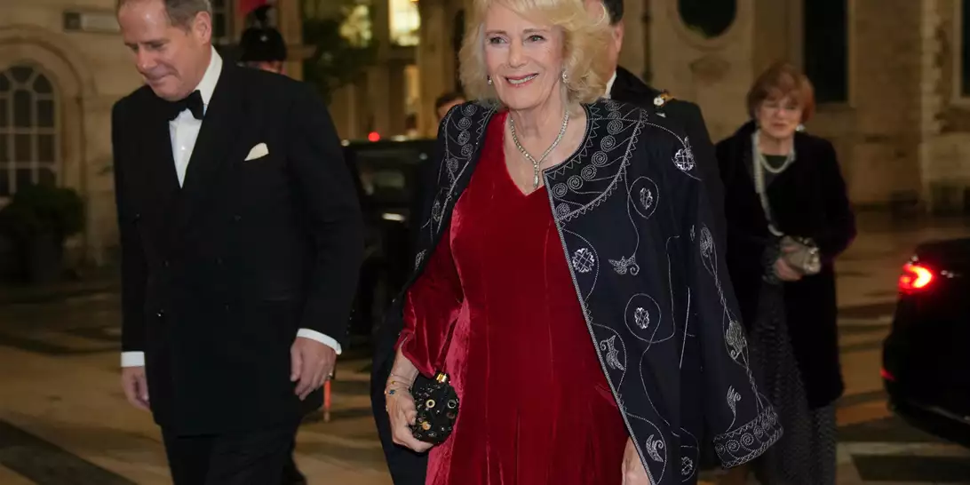 Βασίλισσα Καμίλα | Με κατακόκκινο βελούδινο φόρεμα που φωνάζει "Χριστούγεννα" σε δεξίωση στο Λονδίνο