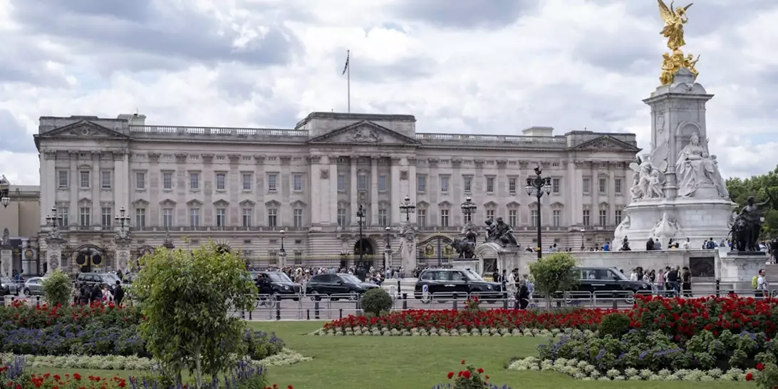 Το παλάτι του Buckingham ανοίγει το πρώτο του χριστουγεννιάτικο κατάστημα