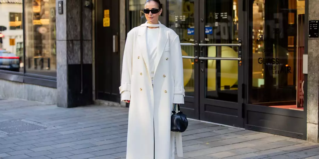 Το off-white παλτό που θα αντικαταστήσει τα σκούρα το φετινό χειμώνα