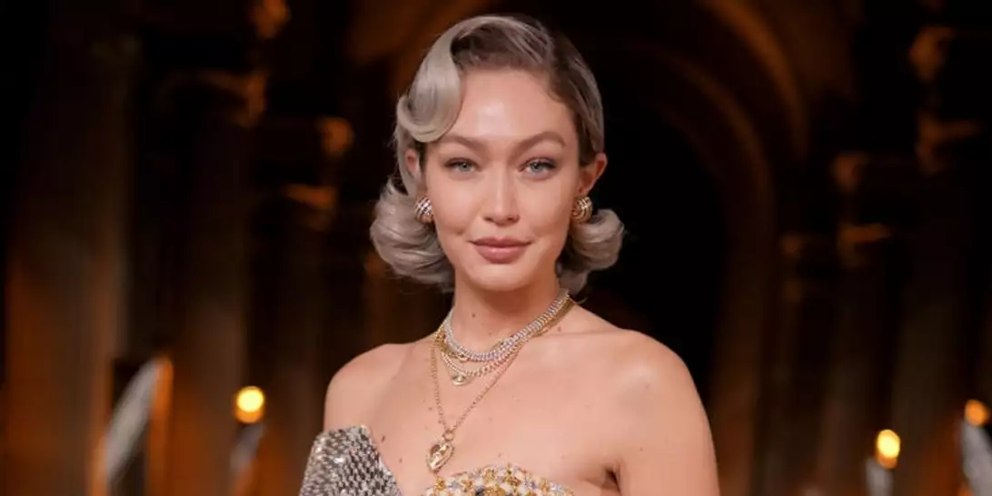 Η Gigi Hadid φόρεσε τρία φορέματα σε ένα στο Grand Fashion Dinner του Λούβρου
