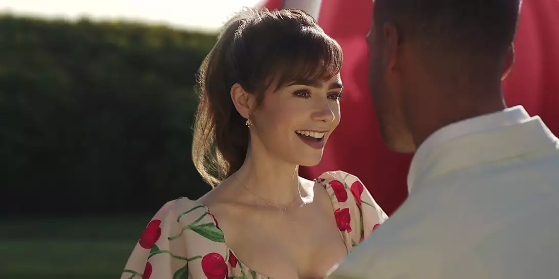 Emily In Paris | Ξενάγηση από τη Lily Collins στους χώρους που γυρίζεται η σειρά