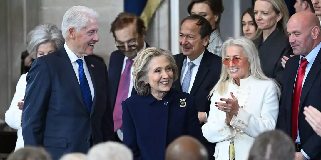 Oρκωμοσία Donald Τrump | O συμβολισμός πίσω από τη χρυσή καρφίτσα που επέλεξε η Hillary Clinton στο Καπιτώλιο