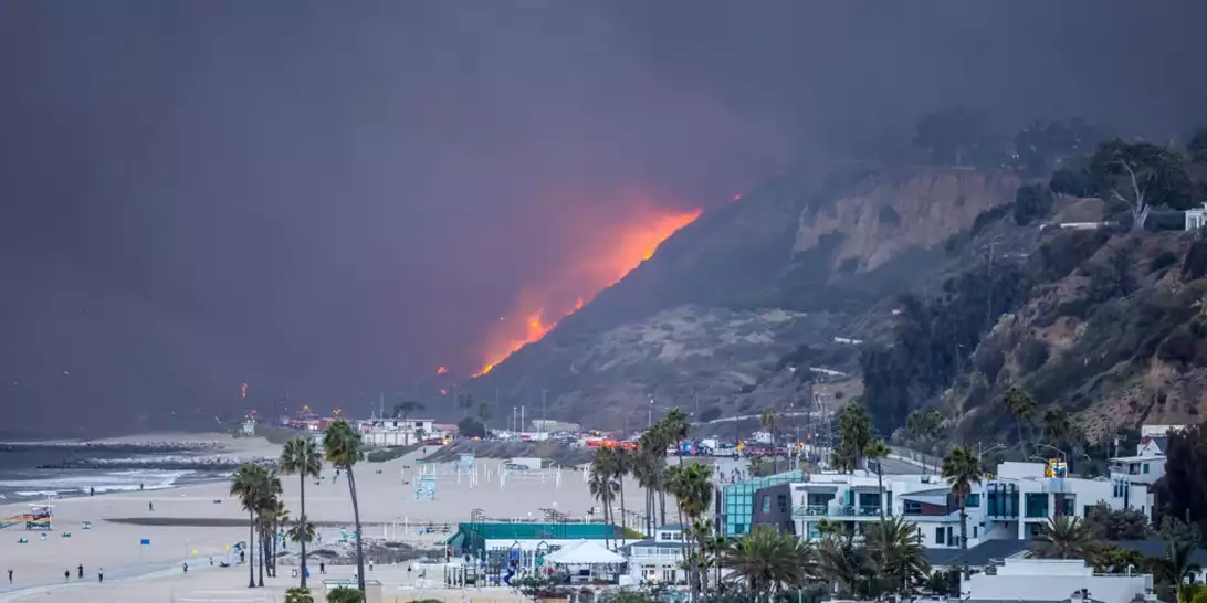 Ανταπόκριση από το Los Angeles | Οι διάσημοι που είδαν τα σπίτια τους να χάνονται στις φλόγες και η κατάσταση στην πόλη των Αγγέλων