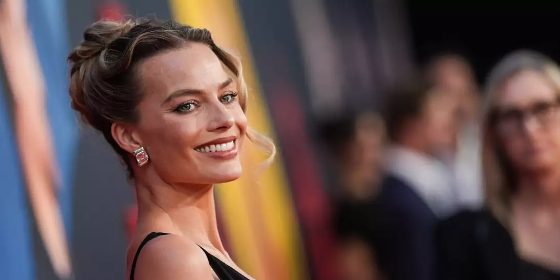 Mocha Mousse Mani | Το μανικιούρ της Margot Robbie είναι στην απόχρωση που θα επικρατήσει αυτό το φθινόπωρο