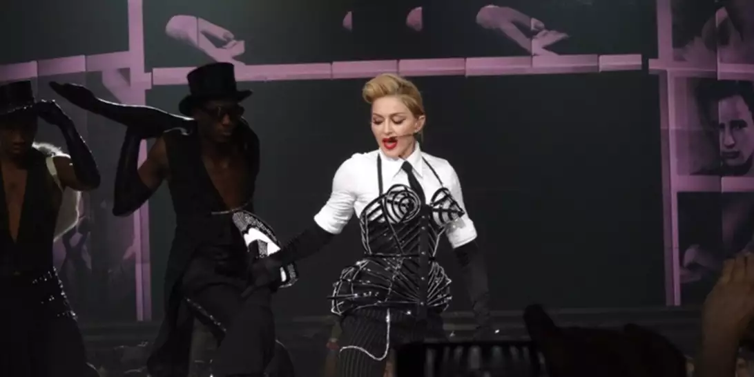 Madonna | "Βασιλικά" γενέθλια στο Positano της Ιταλίας