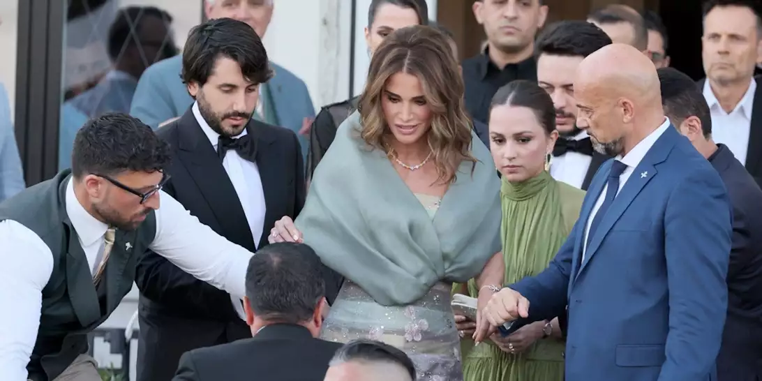 H Ράνια της Ιορδανίας με παραδοσιακή κελεμπία σε γεύμα στην Ουμ Αλ-Τζιμάλ