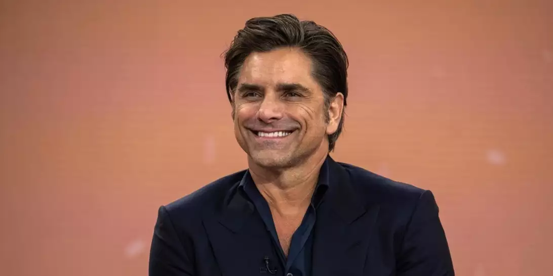 Ο John Stamos μιλά για το πώς φαίνεται ακόμα νέος στα 60 του