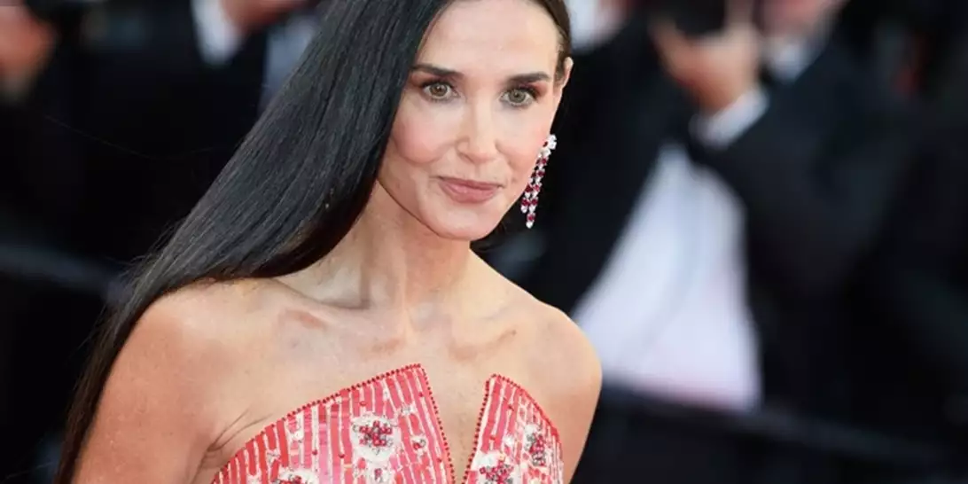 Demi Moore | H 61 ετών σταρ "υποστηρίζει" άψογα το μικροσκοπικό μπικίνι