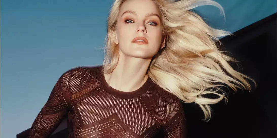 H Jessica Stam φωτογραφίζεται αποκλειστικά για το Harper's Bazaar Greece