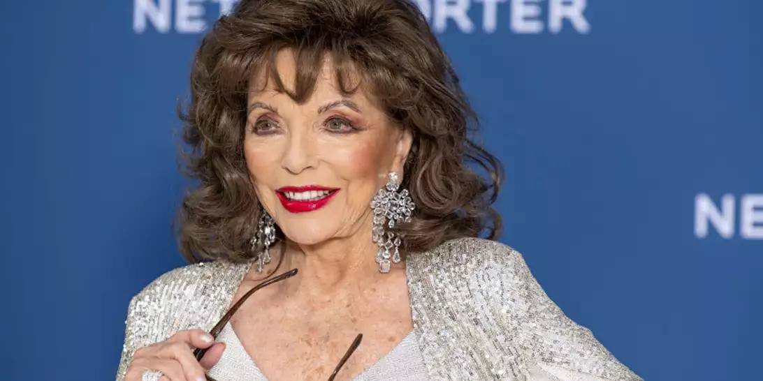 Η 91χρονη Joan Collins απολαμβάνει τις διακοπές της σε εξωτικό προορισμό με εντυπωσιακό καπέλο