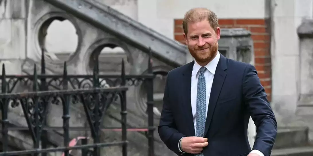 Ο πρίγκιπας Harry κάνει άλλη μια εμφάνιση-έκπληξη χωρίς τη Meghan Markle