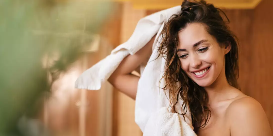 Hair Glossing Στο Σπίτι | Τα προϊόντα που θα χρειαστείτε για εντυπωσιακά λαμπερά και απαλά μαλλιά σε λίγα μόλις λεπτά