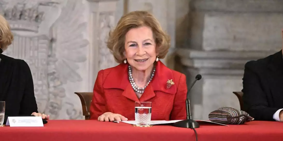 Βασίλισσα Σοφία | Ο συμβολισμός πίσω από τη Rose de Noël καρφίτσα που επέλεξε σε νέα έξοδο