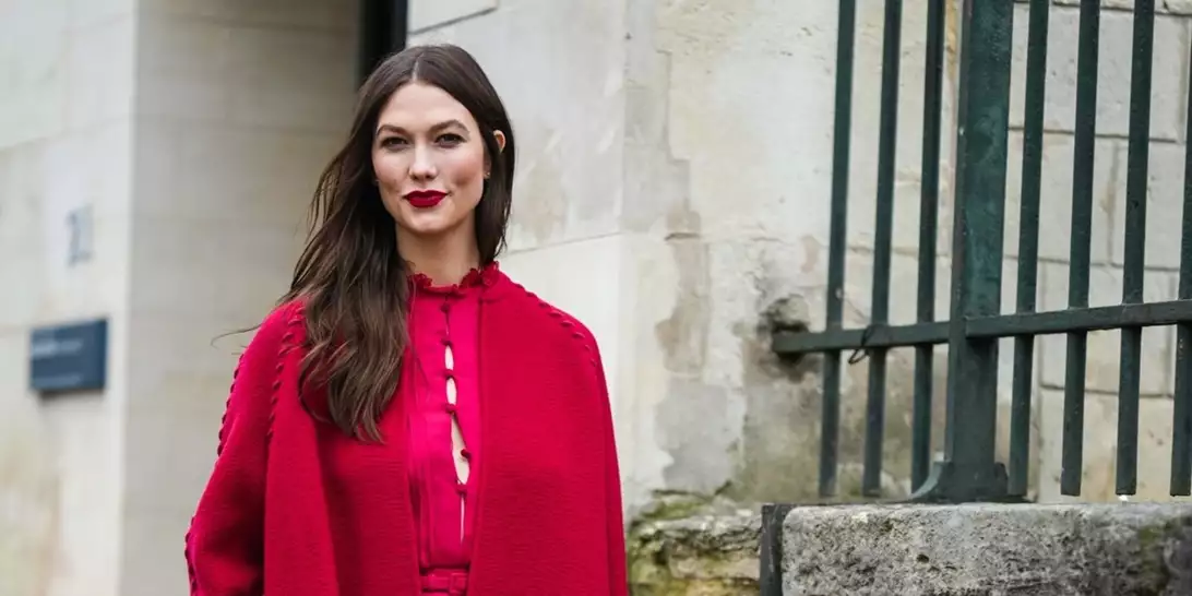 Αυτό το χτένισμα είναι η επιτομή του "quiet luxury" και είναι ιδανικό για τις γιορτές που έρχονται