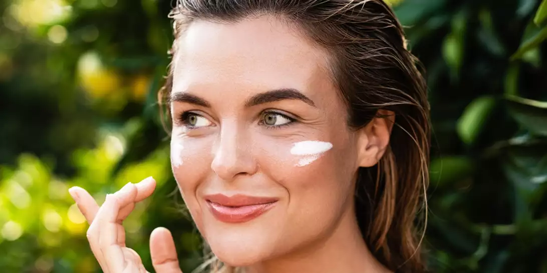 5 αντηλιακά προσώπου με νιασιναμίδη για να αποφύγετε τις σκούρες κηλίδες και τις πανάδες