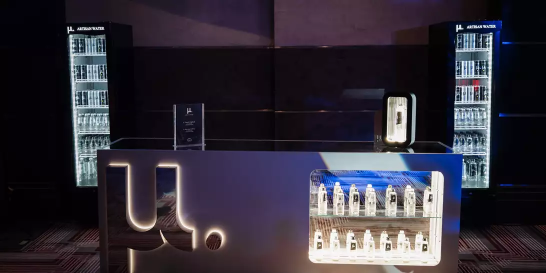 Black & White Party | Το μ. Artisan Water έκανε την πιο δροσερή εμφάνιση της βραδιάς