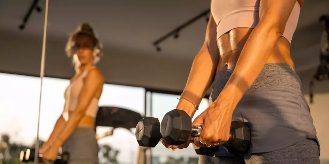 Aντίο yoga! Αυτή είναι η άσκηση που νικά το κοιλιακό λίπος μετά τα 50