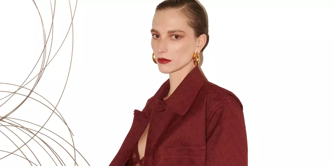 H Rosanna Georgiou φωτογραφίζεται με δημιουργίες Ancora Rosso του οίκου Gucci για το Harper's Bazaar Greece