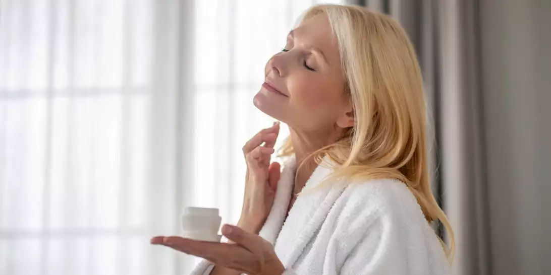 Οι καλύτερες κρέμες προσώπου με υαλουρονικό οξύ για γυναίκες άνω των 50 ετών