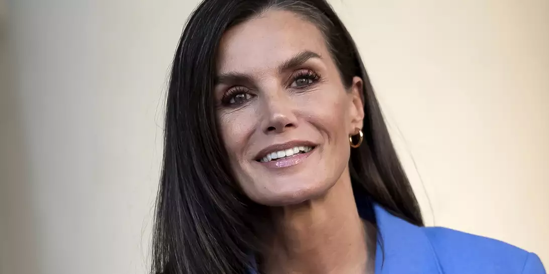 Βασίλισσα Letizia| Το κόκκινο κοστούμι και πώς να το φορέσουμε ακόμη και σε μια επίσημη πρωινή εκδήλωση