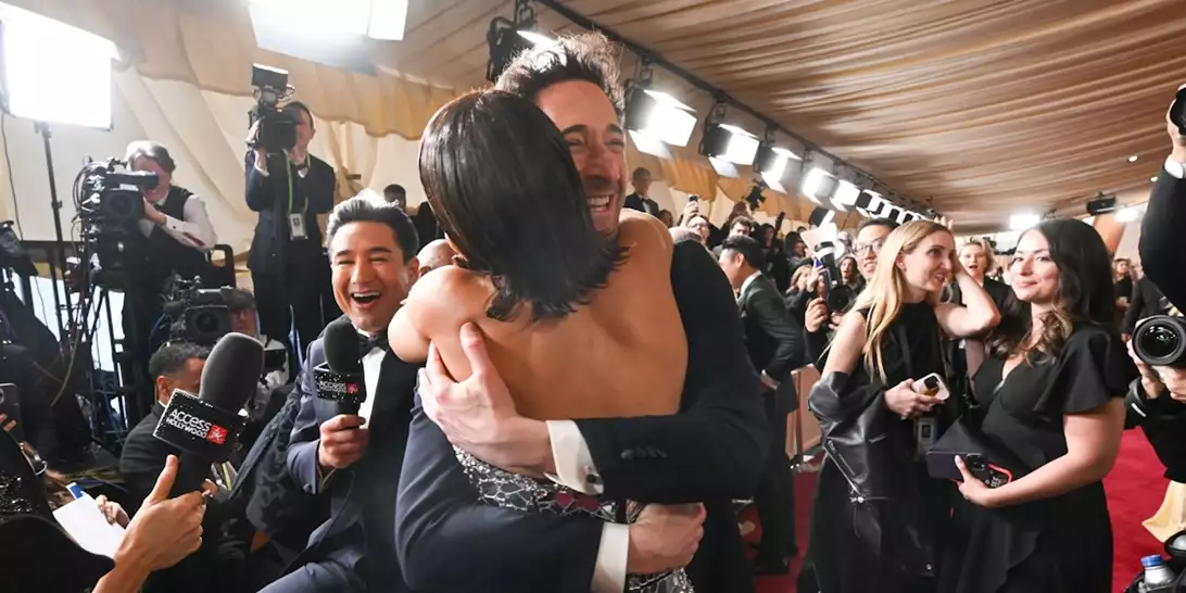 Adrien Brody - Halle Berry | Αναβίωσαν το ιστορικό φιλί των Όσκαρ 22 χρόνια μετά