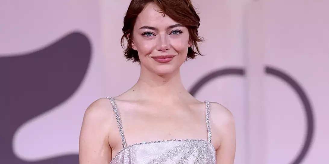 Φεστιβάλ Βενετίας 2025 | Η κίνηση του Willem Dafoe που συγκίνησε την Emma Stone