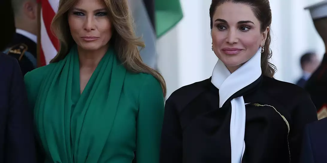 Η βασίλισσα Ράνια σε απρόσμενη εμφάνιση στο πρώτο τρέιλερ της ταινίας "Melania", στο πλευρό της Melania Trump