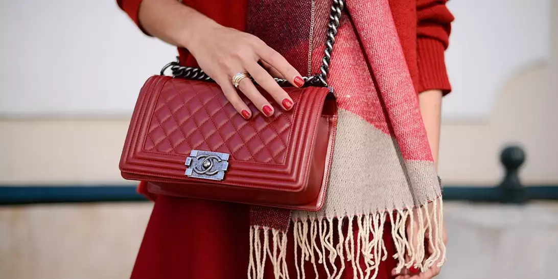 Lady in Red | 12 φρέσκοι τρόποι να δώσετε νέα πνοή στο κλασικό κόκκινο μανικιούρ φέτος στις γιορτές