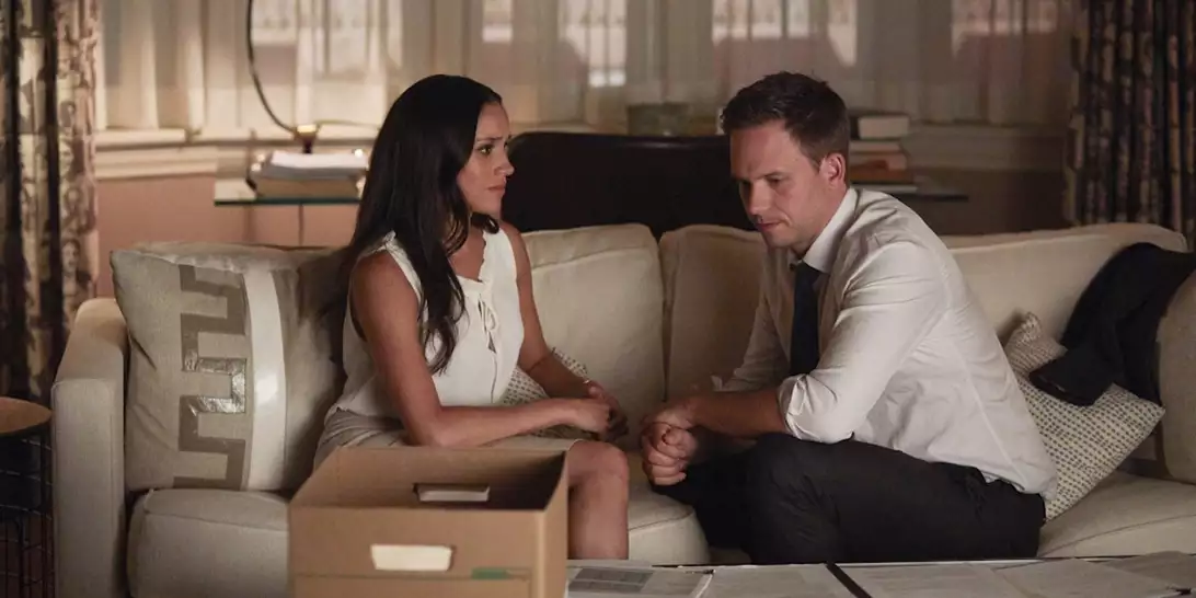 Αυτή η στάση του σώματος αποπνέει σιγουριά και αυτοπεποίθηση, σύμφωνα με την ψυχολογία