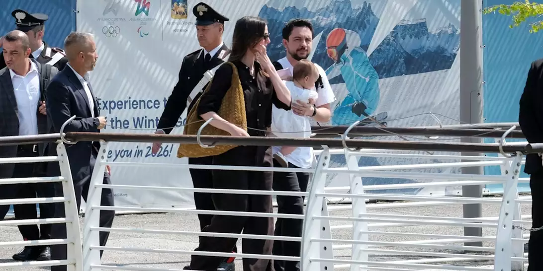 Πένθος για τη Rajwa της Ιορδανίας | Η εμφάνιση με λευκή μαντίλα στο πλευρό του πρίγκιπα Hussein