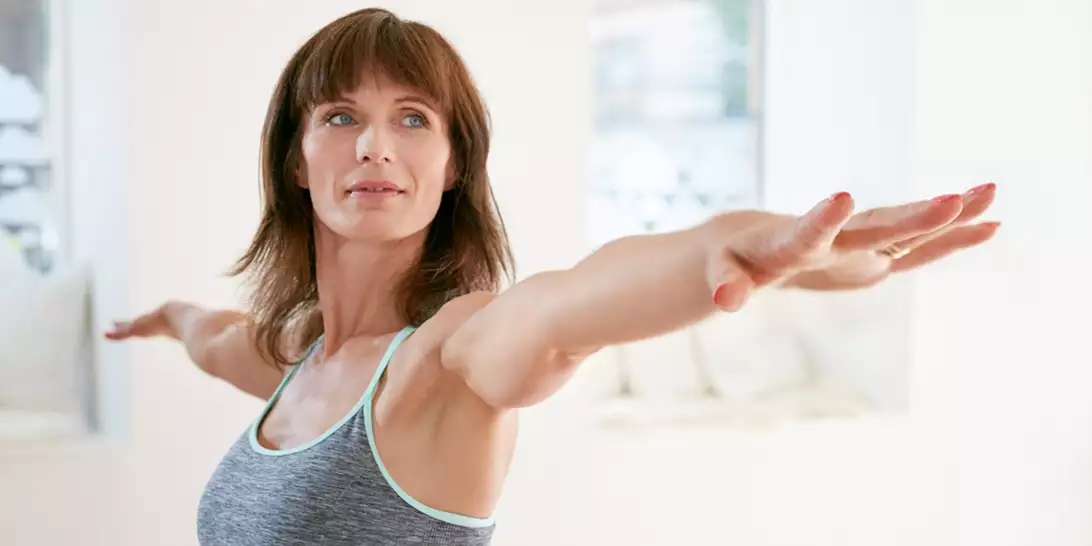 Η άσκηση Pilates που πρέπει να κάνετε μετά τα 50 για να χάσετε λίπος στην κοιλιά