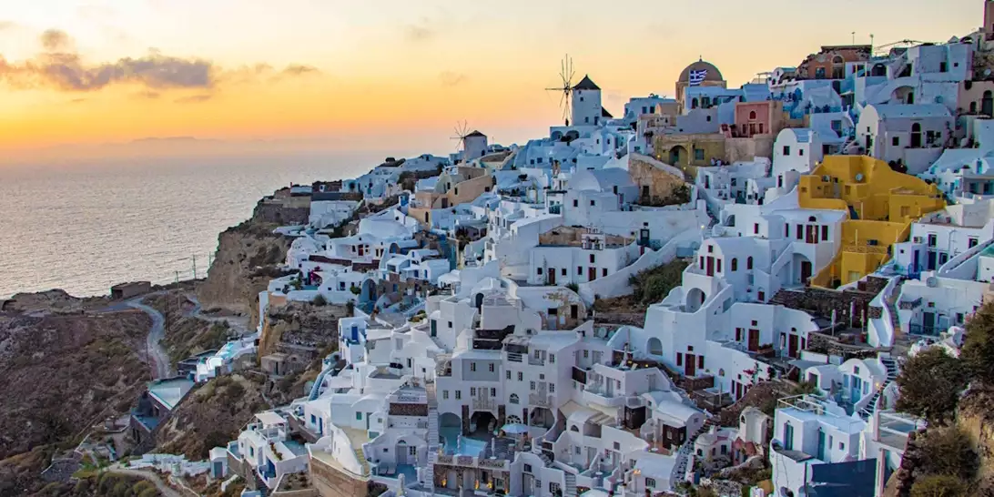 Ξεχάστε τη Σαντορίνη! Το άγνωστο νησί των Κυκλάδων που έχει ξετρελάνει τους Γάλλους