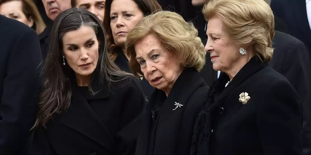 Ο συμβολισμός πίσω από τις καρφίτσες στα πέτα της Σοφίας και της Letizia της Ισπανίας στην κηδεία της Ειρήνης