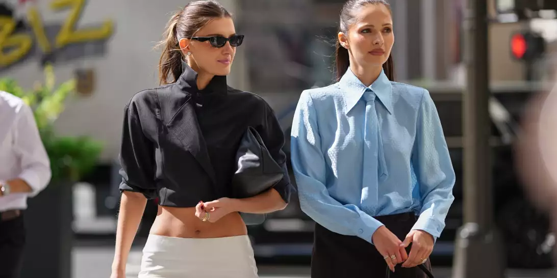 Οι ντραπέ μπλούζες είναι η νέα ανερχόμενη τάση στη μόδα του 2025