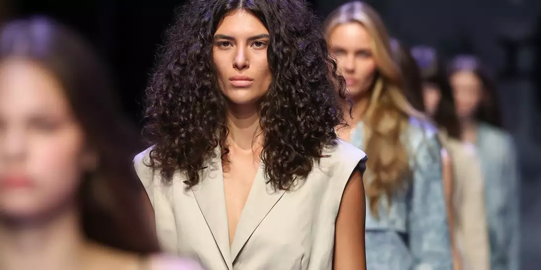 Διακριτικά αλλά και κομψά | Συμβουλές για τέλειο styling σε ουδέτερα χρώματα από τη Moscow Fashion Week