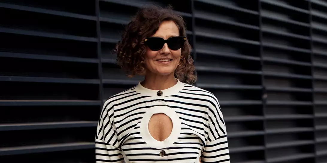 Μακιγιάζ μετά τα 50 | 3 λάθη με την πούδρα που σας κάνουν να δείχνετε μεγαλύτερη από την ηλικία σας