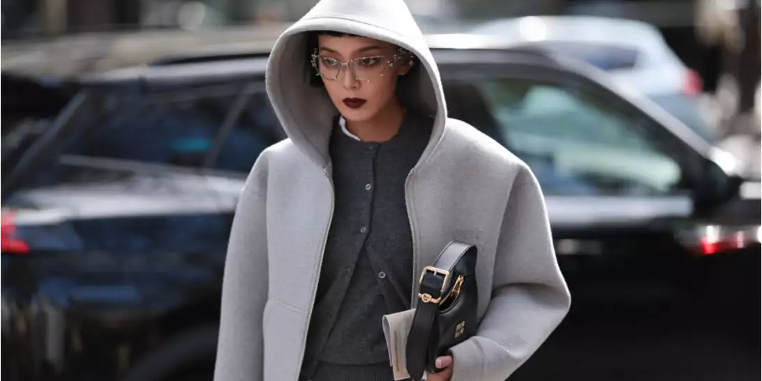 Grey chic | Τα πιο κομψά looks με πρωταγωνιστή το γκρι χρώμα