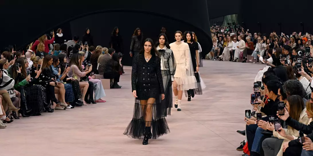 Η μοντέρνα εκδοχή της capsule γκαρνταρόμπας μέσα από τη F/W 2025-2026 συλλογή του οίκου Chanel