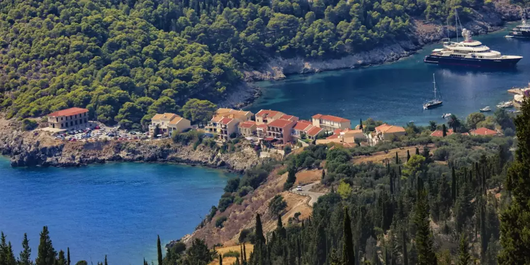 "Ζω σε ένα ψαράδικο χωριό της Ελλάδας χωρίς πόσιμο νερό": Γαλλίδα τραγουδίστρια μιλά για το εξοχικό της στη χώρα μας