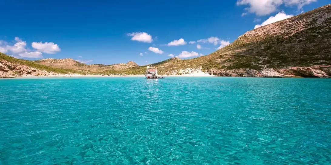Τίνα Βασιλικού | Η αρχιτέκτονας εσωτερικών χώρων και συνιδρύτρια του Two’s Concept Store μας προσκαλεί σε μια μυστική απόδραση στο Αιγαίο