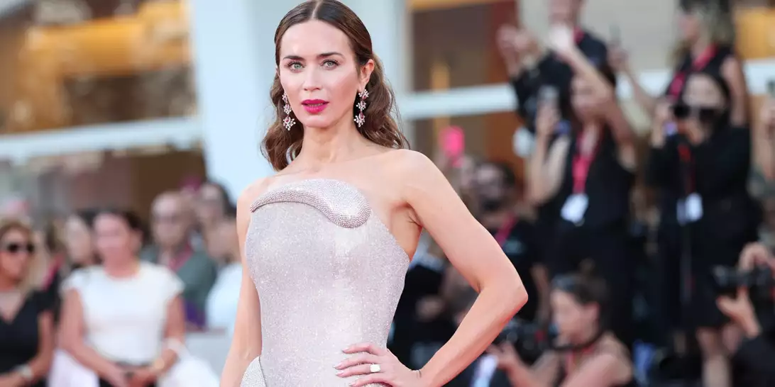 Emily Blunt | Με χρυσό γαλλικό μανικιούρ που θα επιλέξετε στα λαμπερά πάρτι της σεζόν