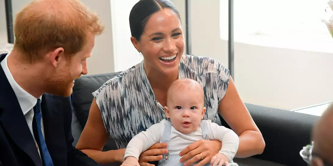 Η Meghan Markle φωτογραφίζει τον πρίγκιπα Archie και την πριγκίπισσα Lilibet | Τι πρόσεξαν οι βασιλικοί θαυμαστές;