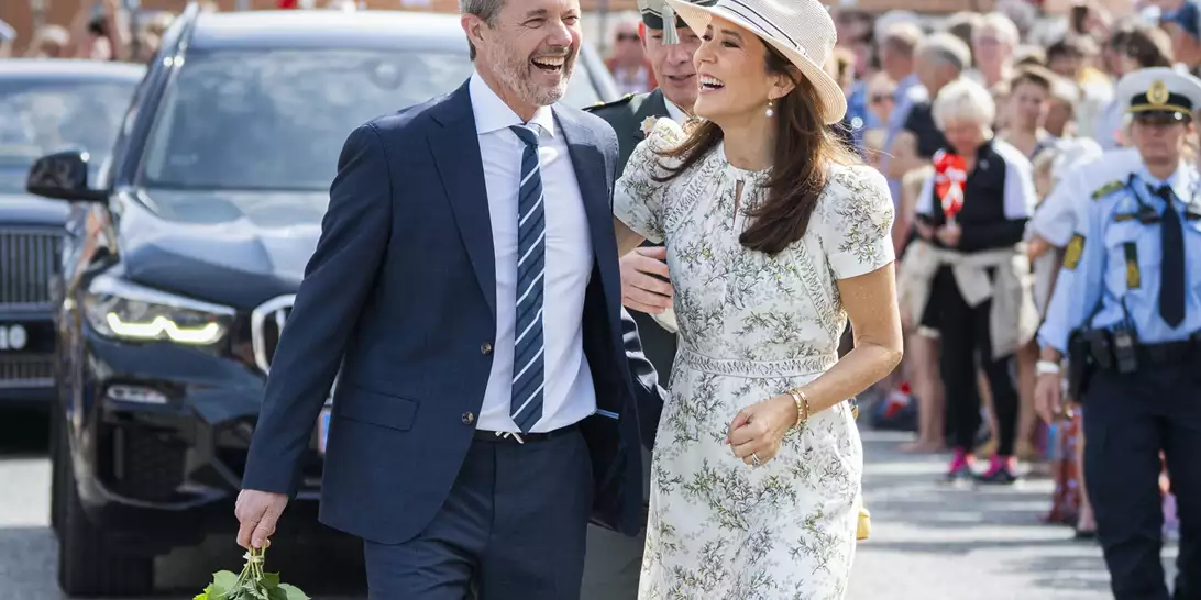 Βασίλισσα Mary της Δανίας | Η ερώτηση που έκανε δημόσια στον σύζυγό της, Frederik, και του προκάλεσε αμηχανία