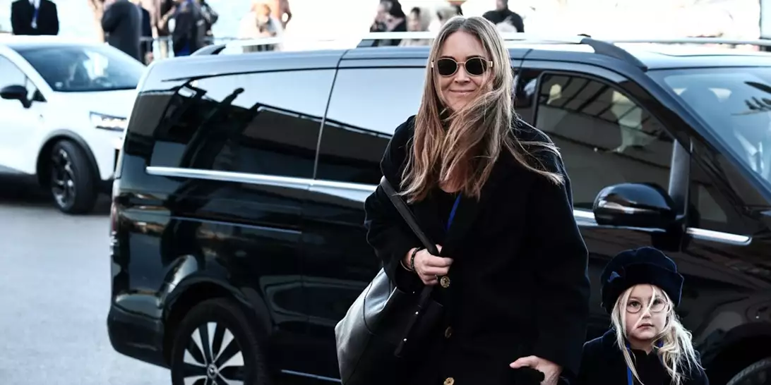 Ποια είναι η Théa Charrier, η εγγονή της Brigitte Bardot που έκανε αίσθηση στην κηδεία της αείμνηστης σταρ;