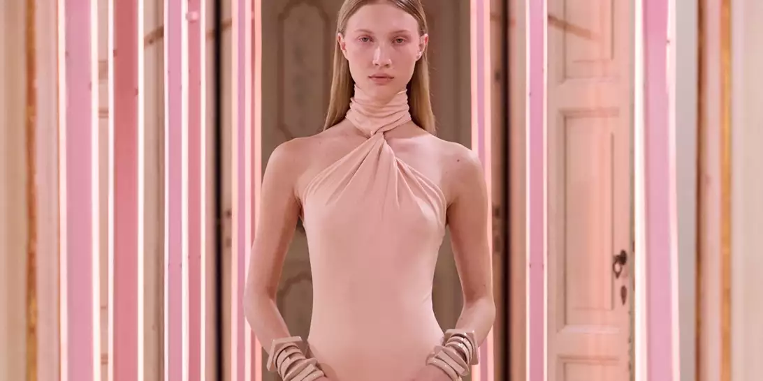 Elisabetta Franchi SS26 | Μια ιστορία που ισορροπεί ανάμεσα στο φως και τη σκιά