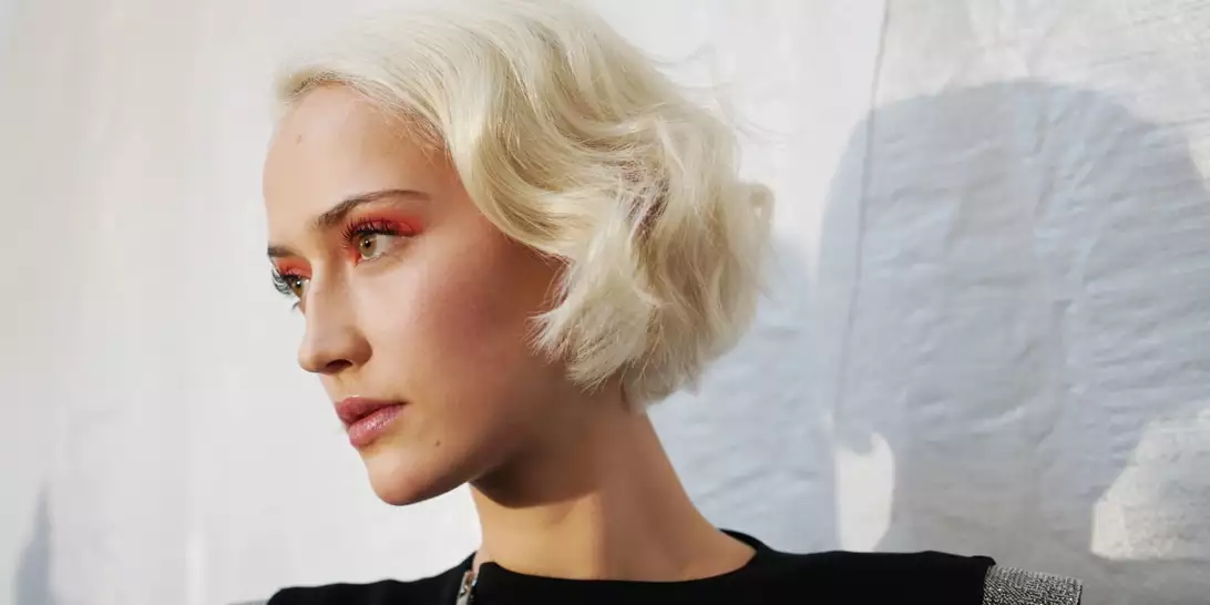 Αυτό είναι το απόλυτο festive και εύκολο χτένισμα που κάθε γυναίκα άνω των 50 αξίζει να δοκιμάσει