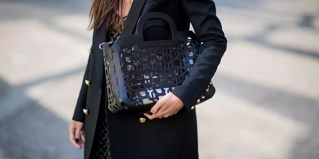 Old Money | Τα σκούρα χρώματα νυχιών που κάνουν κάθε εμφάνιση να δείχνει πιο πολυτελή