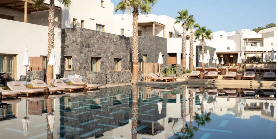 Radisson Blu Zaffron Resort | Το κυκλαδίτικης φιλοσοφίας resort που μάς οδηγεί (και) φέτος στη Σαντορίνη