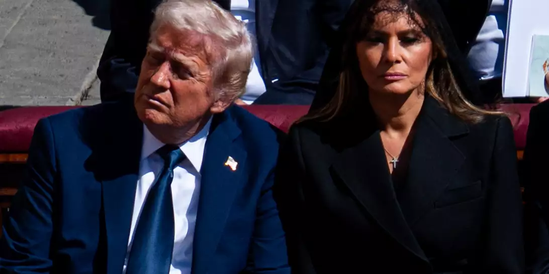 Η συμβουλή που τον "έσωσε" | Τι ψιθύρισε η Melania στο αφτί του Donald Trump στην κηδεία του Πάπα Φραγκίσκου